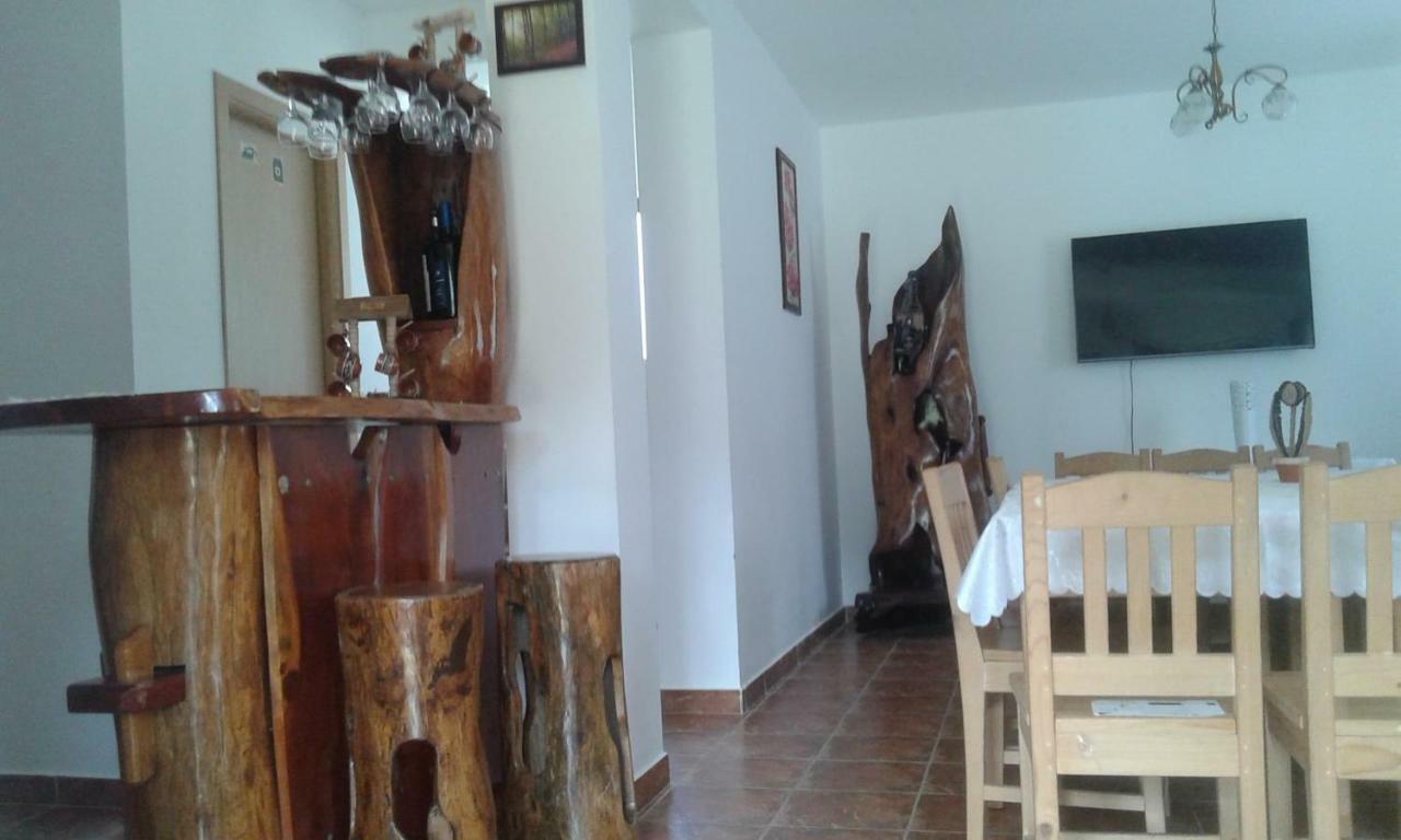 Готель Pensiunea Casa Vanatorului Oteleni Екстер'єр фото