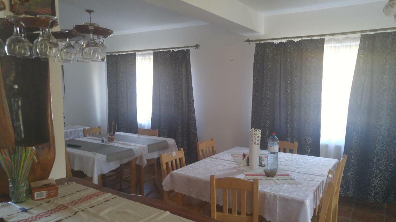 Готель Pensiunea Casa Vanatorului Oteleni Екстер'єр фото
