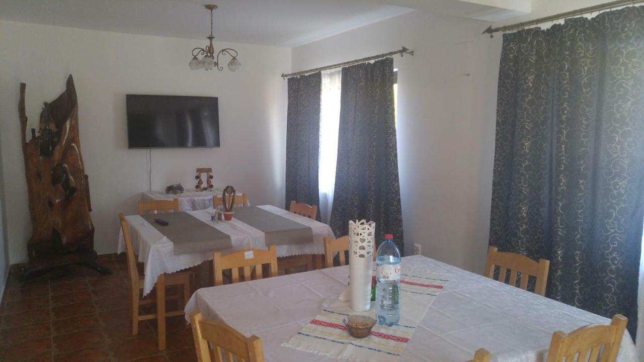 Готель Pensiunea Casa Vanatorului Oteleni Екстер'єр фото